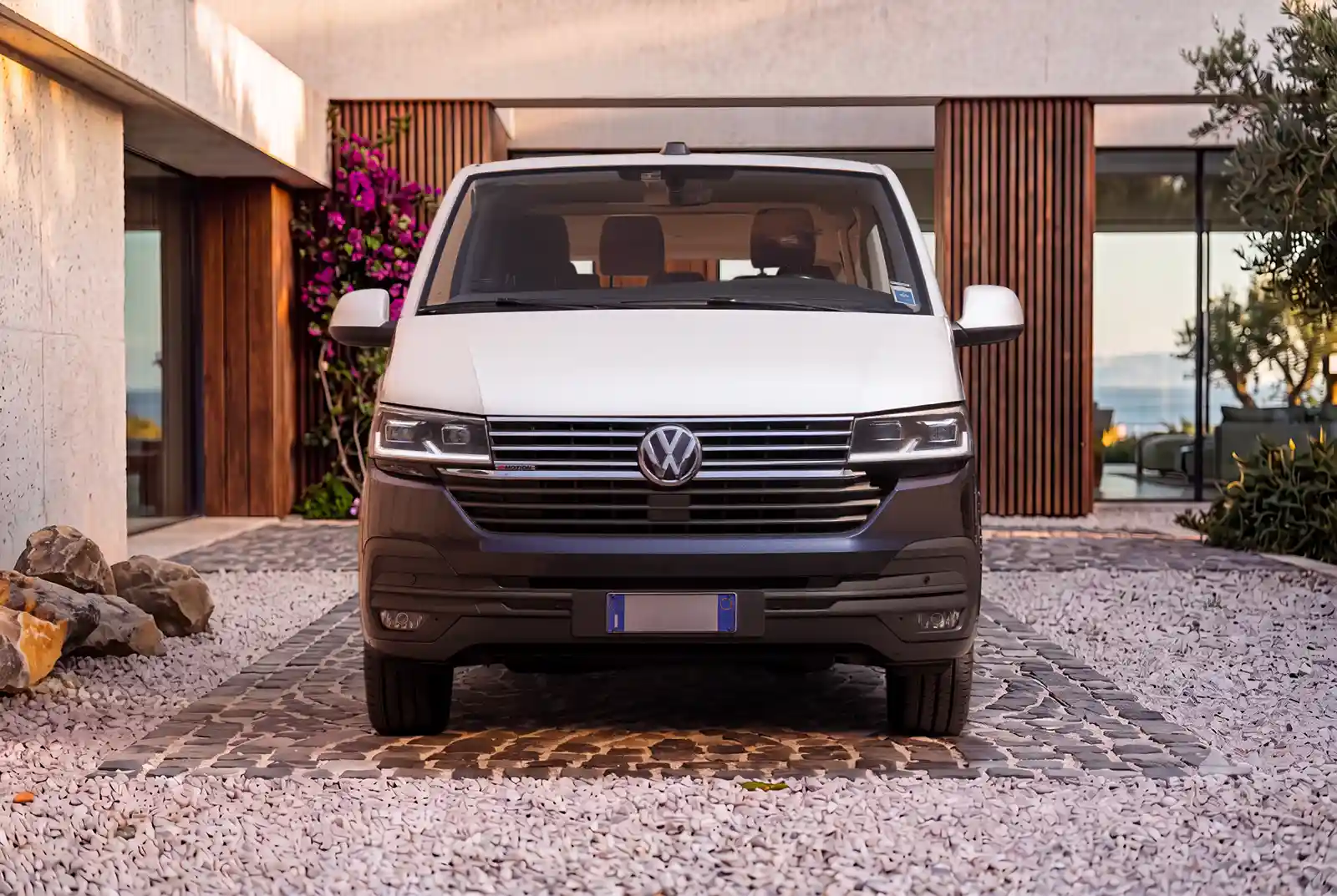 Volkswagen Caravelle Gheza per gruppi e transfer aeroportuali